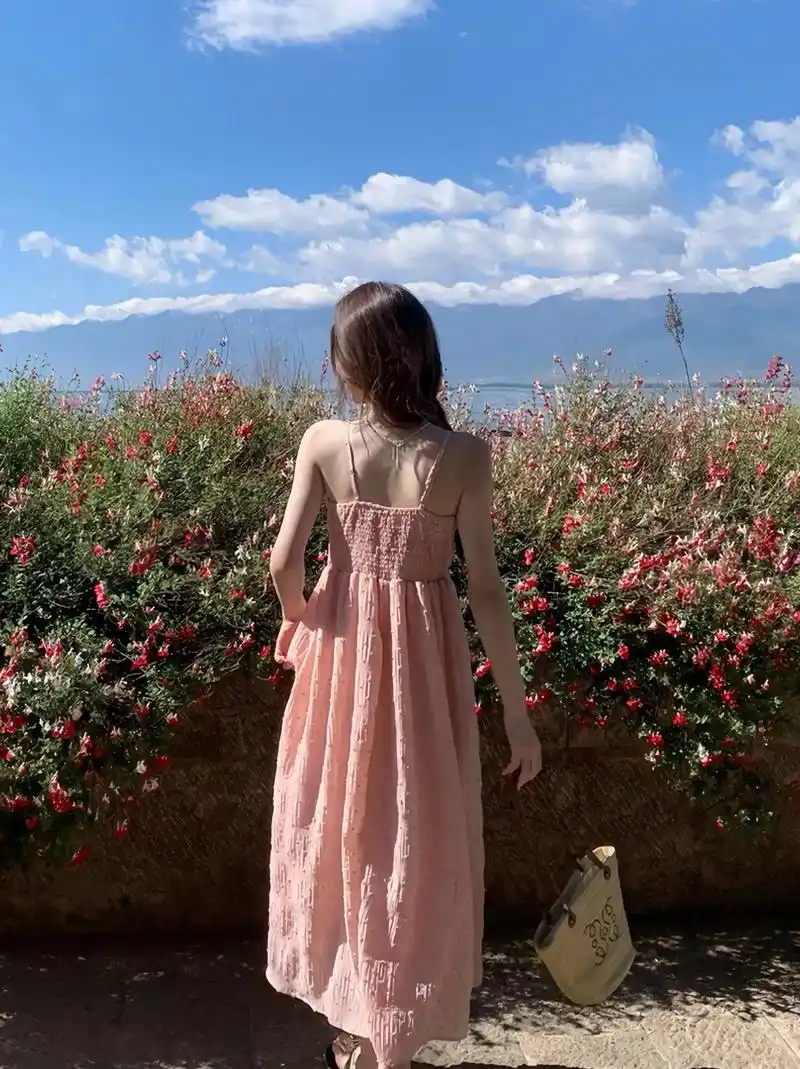 夏日穿搭～背影杀.夏日跟吊带裙更配哦!