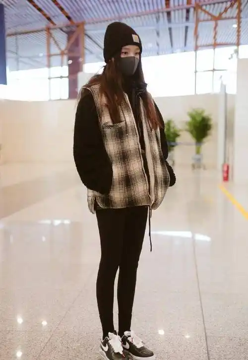 原创林允太有时尚小脾气啦紧身裤力破长胖谣言简直酷到不想移眼