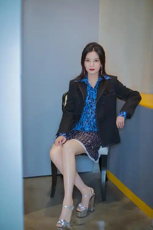 42岁赵薇颜值回春,网友:还不是西装搭配得好,真显瘦!