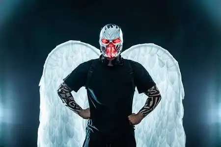 危险派对神秘的黑衣人,戴着白色翅膀的骷髅面具.