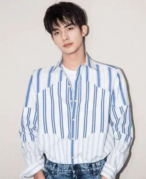 宋威龙"军训照"被疯传,皮肤被晒得黝黑,看清五官: 说不羡慕是假的_元