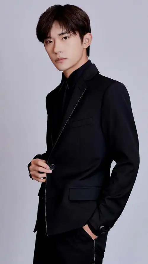 小鲜肉易烊千玺成熟帅气写真