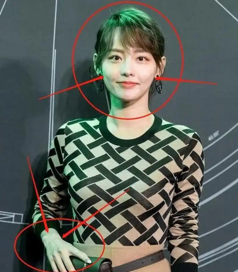 刘涛的脸在微笑的时候,苹果肌也比较怪异,可能是同这个造型状态不太