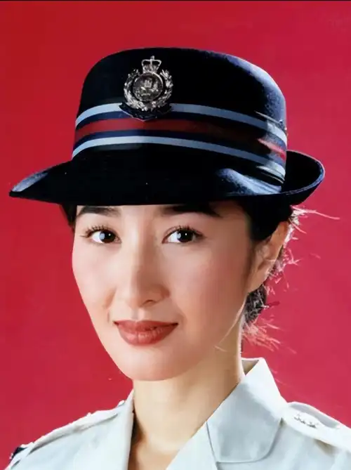 但是,年轻的关咏荷对此一无所知,美丽的她还不知道自己的打扮,所以穿