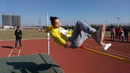 女跳高运动员身轻如燕