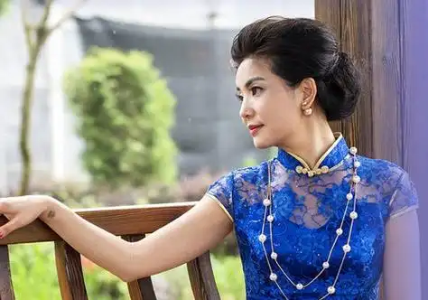 穿旗袍无刘海丸子头扎发发型设计,把额头上的发丝梳成完全平整的短发