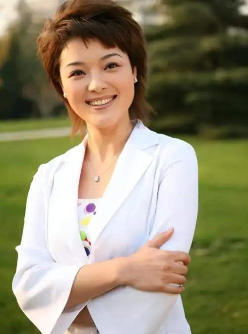 回顾央视胡蝶闪婚陆川7年生2娃独自产检长期分居后怎么样了