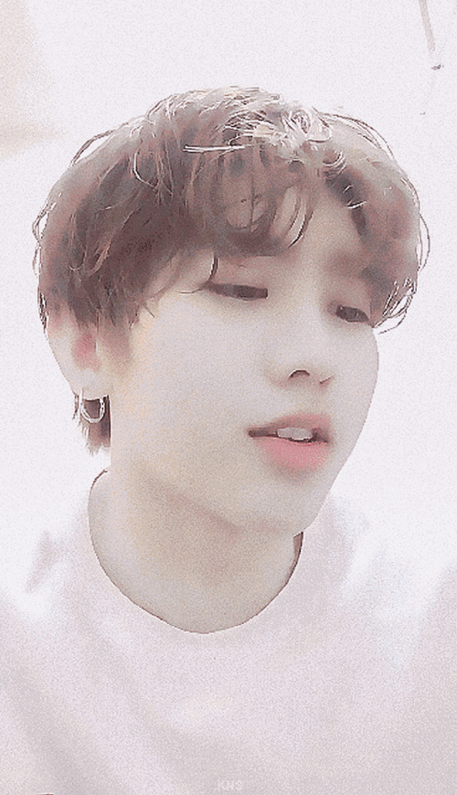 蔡徐坤超话,#原创音乐制作人蔡徐坤#想看你对镜头撒娇卖萌@蔡徐坤迷