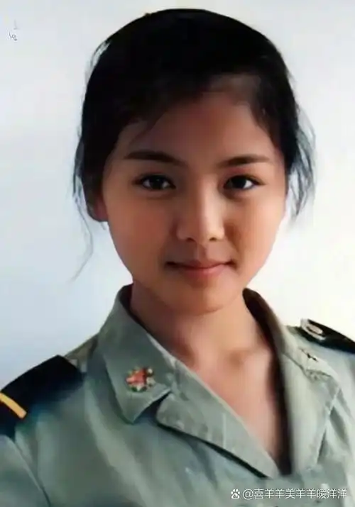 1993年15岁的刘涛在南京军区当文艺兵.这个年龄我还在读初中.