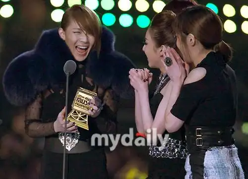 图文09韩国mama颁奖礼2ne1获奖成员cl大喜
