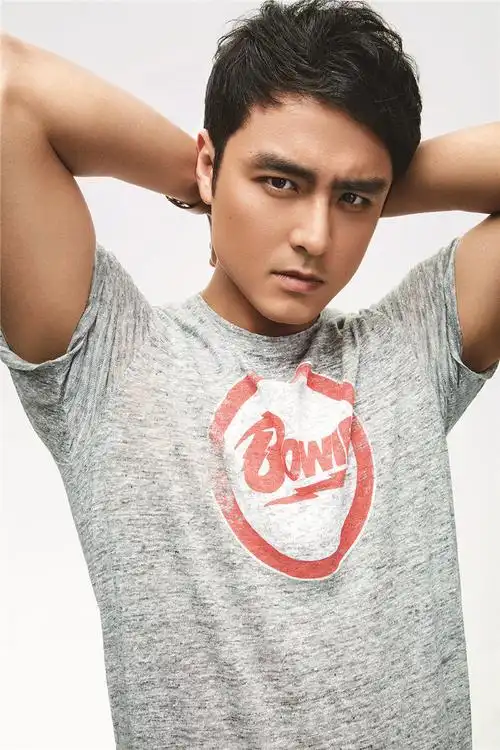 明道半裸登杂志封面   展完美身材秀大长腿