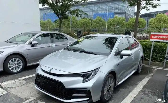 丰田雷凌双擎银色