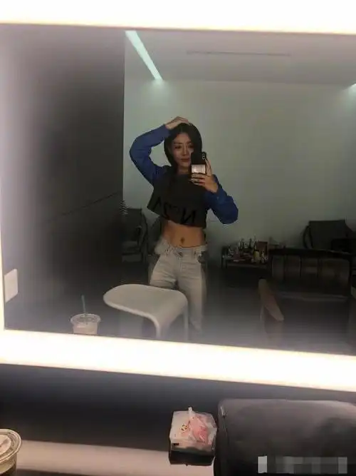 《爱情公寓》主演晒马甲线