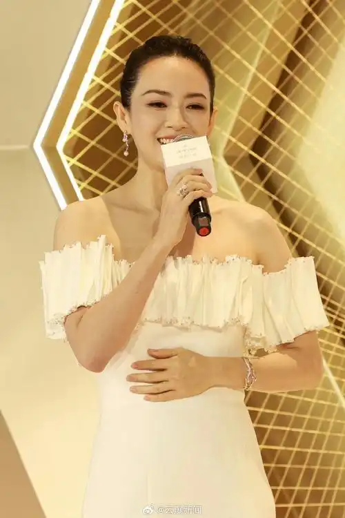 章子怡熬夜看奥运会