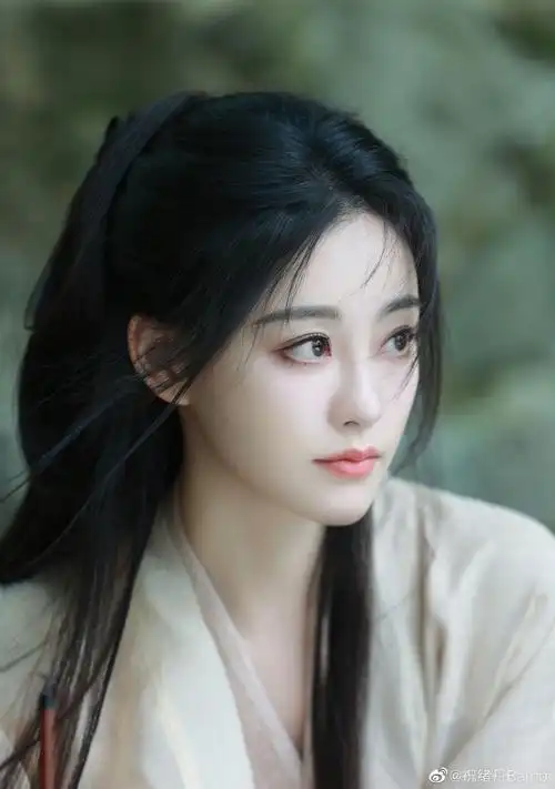 祝绪丹竹林撑伞写真素衣撑伞的古风美人