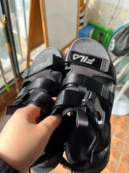 斐乐男士沙滩鞋 凉鞋 99新鞋 黑色42码 买的时候是580汉街专卖店买的