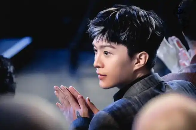 范丞丞金色挑染##范丞丞官宣澳门国际喜剧节