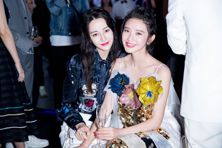 迪丽热巴4位闺蜜,每个都美若天仙,唯独她腿长吓人逛机场无人识