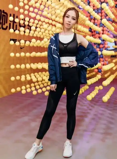 原创老天终于公平一次当邓紫棋穿上无痕裤后这真实腿型让女生崩溃