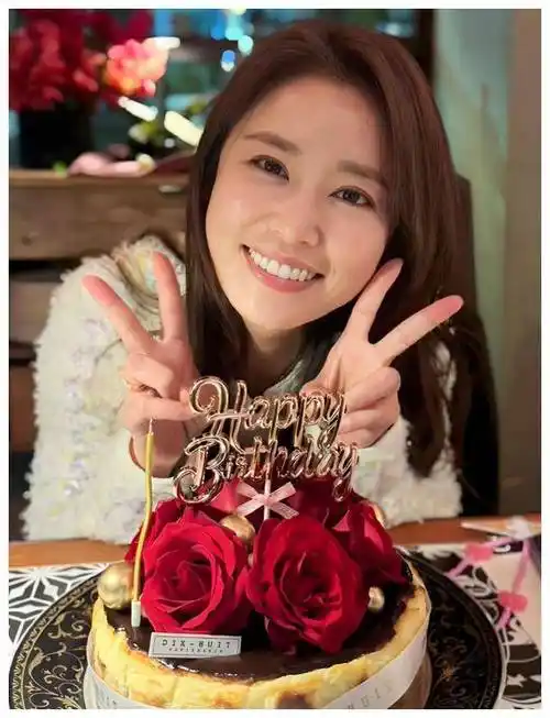 48岁林心如晒十年前后对比照庆生,容貌变化不大,漂亮迷人超养眼