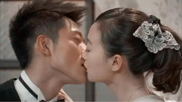 难道就没人觉得张一山不适合拍吻戏吗?虽然吻得已经很逼真了