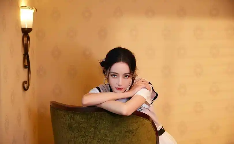 迪丽热巴水晶缀饰礼服高贵又优雅完美突出优越好身材