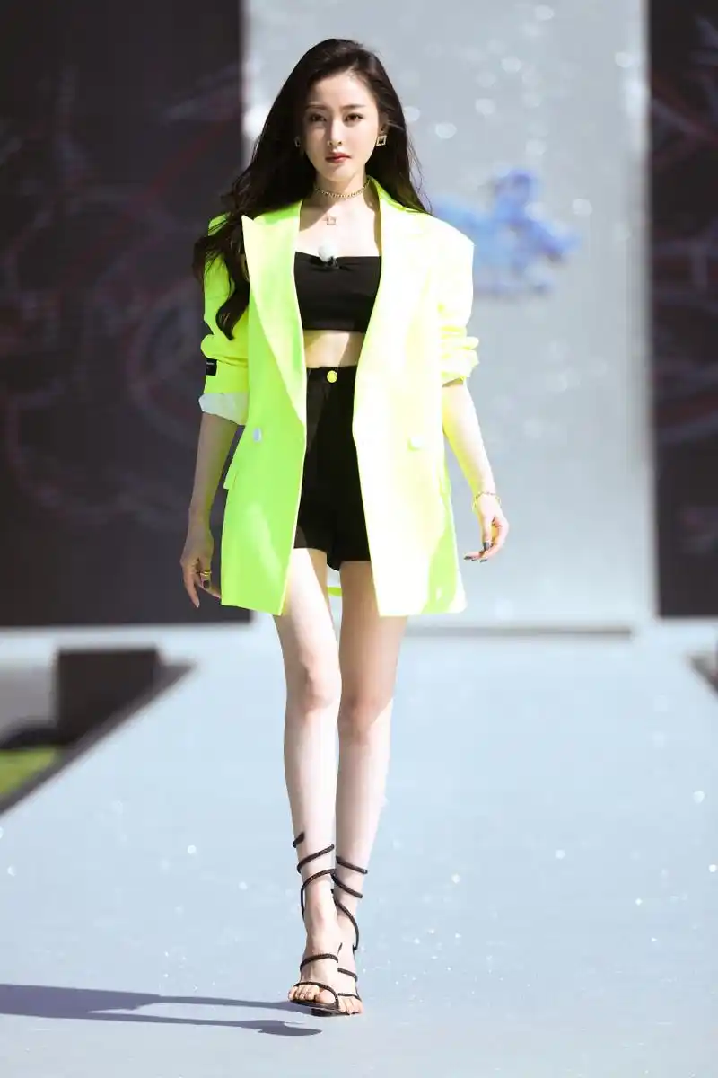 张太爱 宋轶 何穗同台走秀抓地 探头 点赞 各有分工