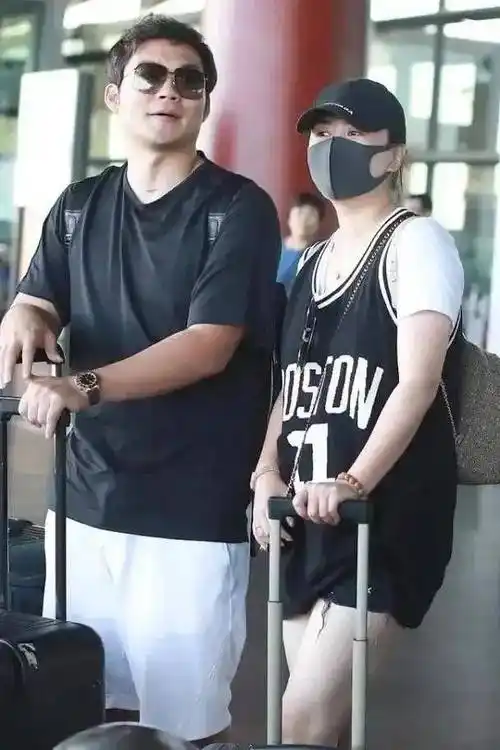 马丽携小11岁老公亮相!穿学生装强行扮嫩太违和,90后老公也发福