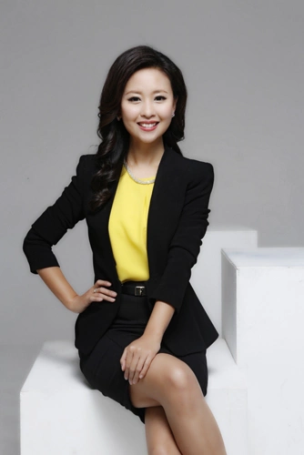 她是广东广播电视台的新闻主播 也是十佳节目主持人 她拿过国家创新