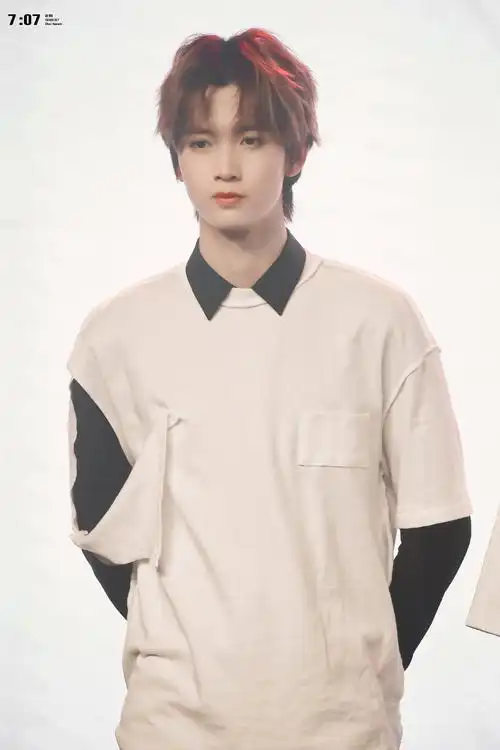 陈宥维活动饭拍白色个性修剪t恤内搭黑色衬衣今日份清新帅气的宥维