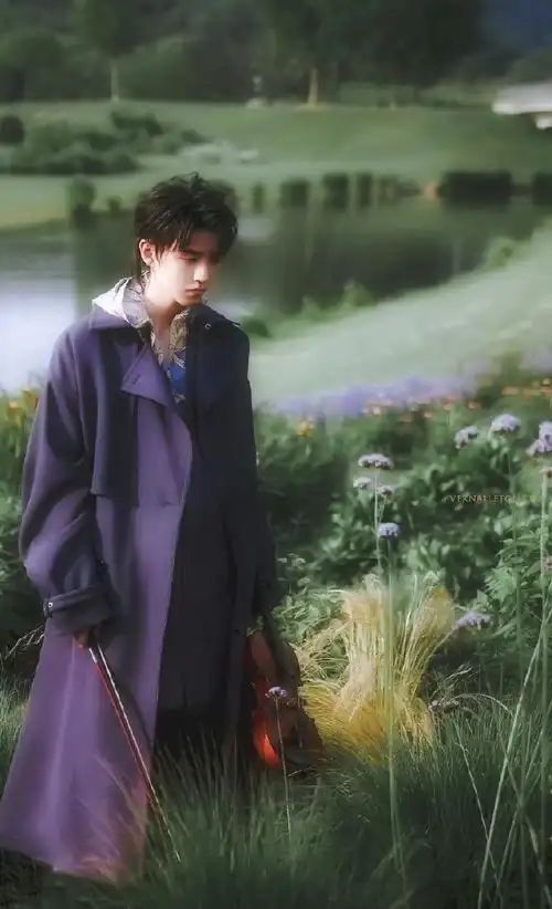 王俊凯elle四月刊封面##elle中法特别策划##王俊凯说发微博更像发