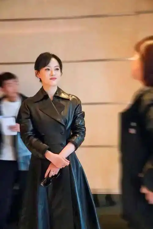 孙俪改头换面仍显老露出额头自然且自信反倒真实接地气穿皮裙老气横秋