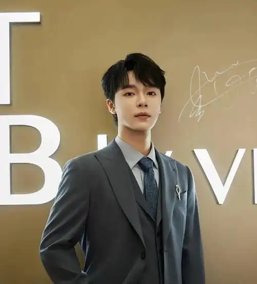 李岱昆身高:182,也是妥妥的大长腿欧巴,也是行走的衣服架子,时