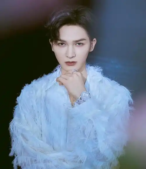 朱正廷才是真正的"美男",看到他脖子上的纹身,网友:太撩了