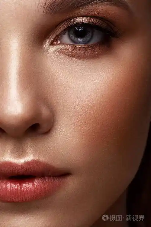 一个化妆经典的女人的特写肖像美丽的脸蛋