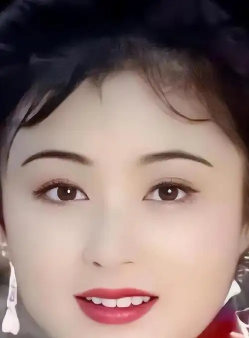 陈红年轻时因美貌和时尚品味被誉为大陆第一美女,令人惊艳