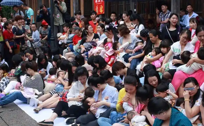 白花花好晃眼当街快闪喂奶散落一地鸡毛