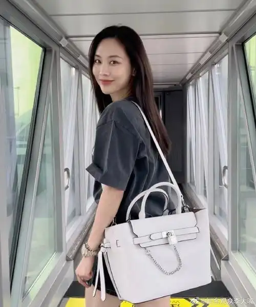 王霏霏生图太能打了吧##网友在上海偶遇王霏霏