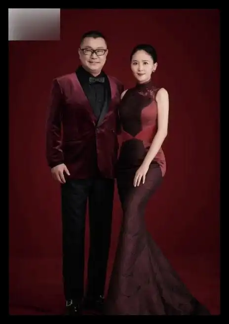 尹相杰妻子庆结婚一周年公开唯美婚纱照连换4套礼服身姿婀娜