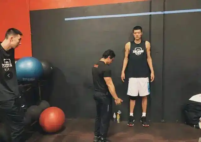 新疆男篮启用2米23大中锋阿的江大手笔来了剑指cba总冠军