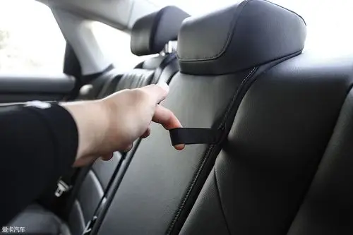 后排座椅中央扶手在放倒前,需要拉动这个尼龙拉手来解锁,这一点很贴心