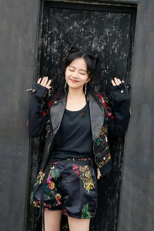 谭松韵新造型好美一袭水粉色花瓣裙灵动又优雅完美化身花仙子