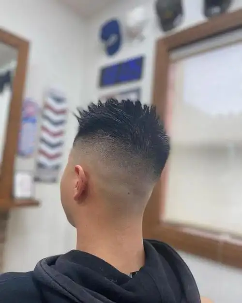 随着夏日的到来,男士们纷纷开始寻找一种适合夏季的发型,以保持清爽和