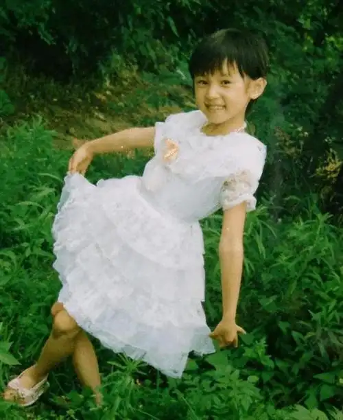 母亲也颇为费心的为她铺路,让她朝着艺术方向发展,小时候的王子文就很