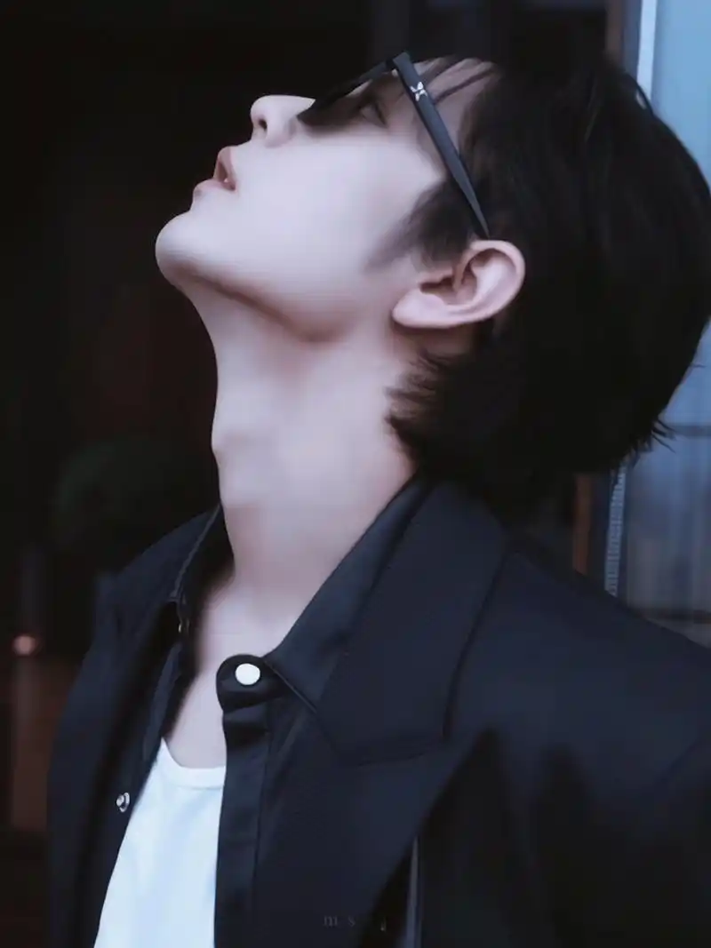 深夜做梦素材有,肖战这个仰头的动作很鲨我