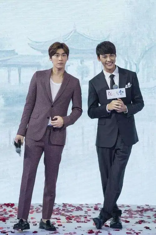 陈伟霆李易峰春晚后台拥抱?这对好兄弟又要一起过年啦!