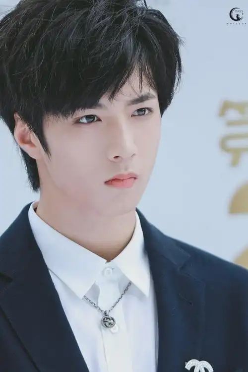 彩虹屁时间刘耀文大帅哥向大家走来啦