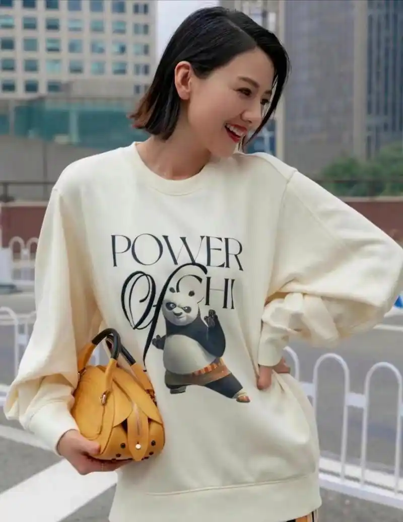 看高圆圆的侧脸温柔甜美,可爱动人,魅力无比!#高圆圆# #娱乐