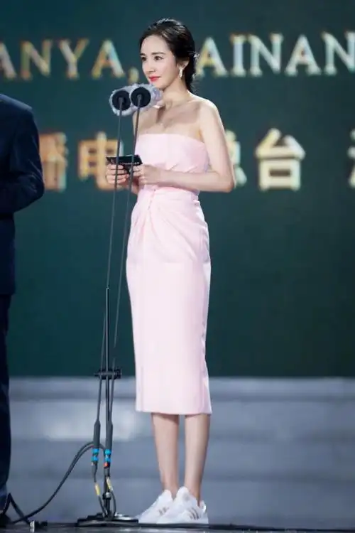 杨幂体态真端正,穿粉色抓褶紧身裙,就算瘦也很难撑起来