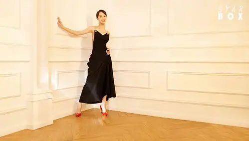 蓝盈莹时尚美图曝光 百变裙装诠释清新优雅